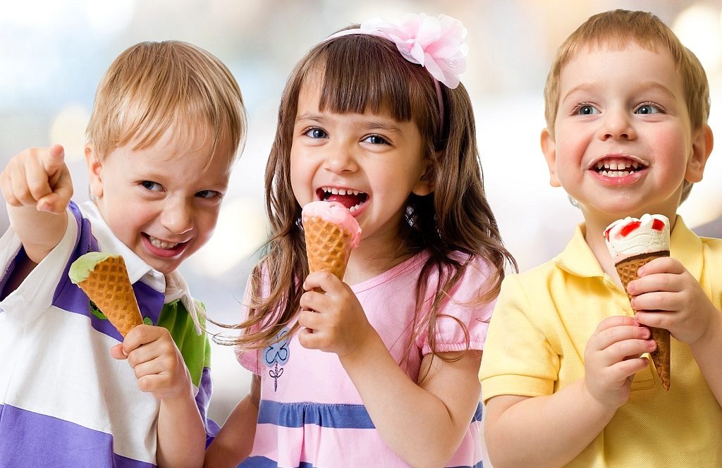 дети с мороженым